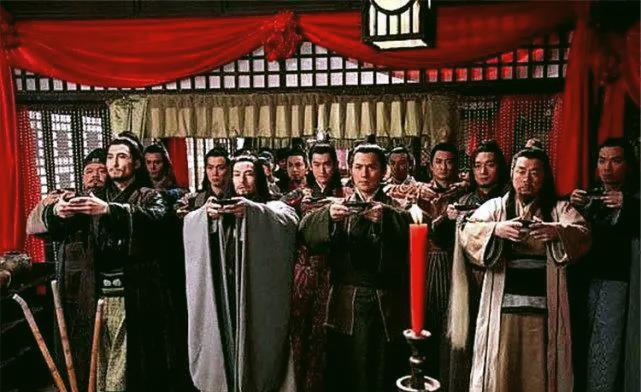 李密设 “鸿门宴” 杀死瓦岗军首领翟让，徐世勣被砍伤，单雄信下跪求饶，一旁的秦琼