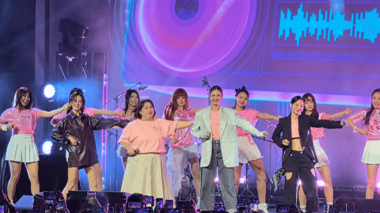 阳光女子合唱团活人感好强 刚被电影剧情戳中泪点，转头就被姐姐们线下活力圈粉！即兴