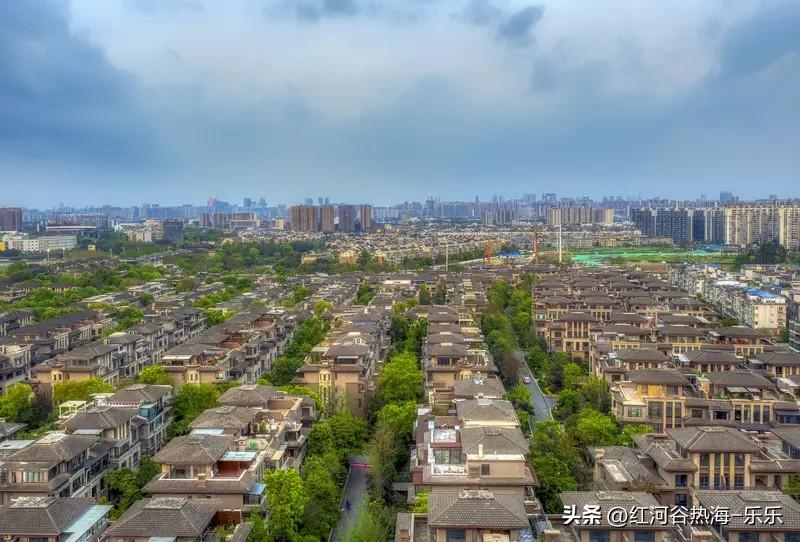 成都楼市小阳春还挺厉害的。
成都楼市的高新区、锦江区、天府新区房价在小阳春里面都