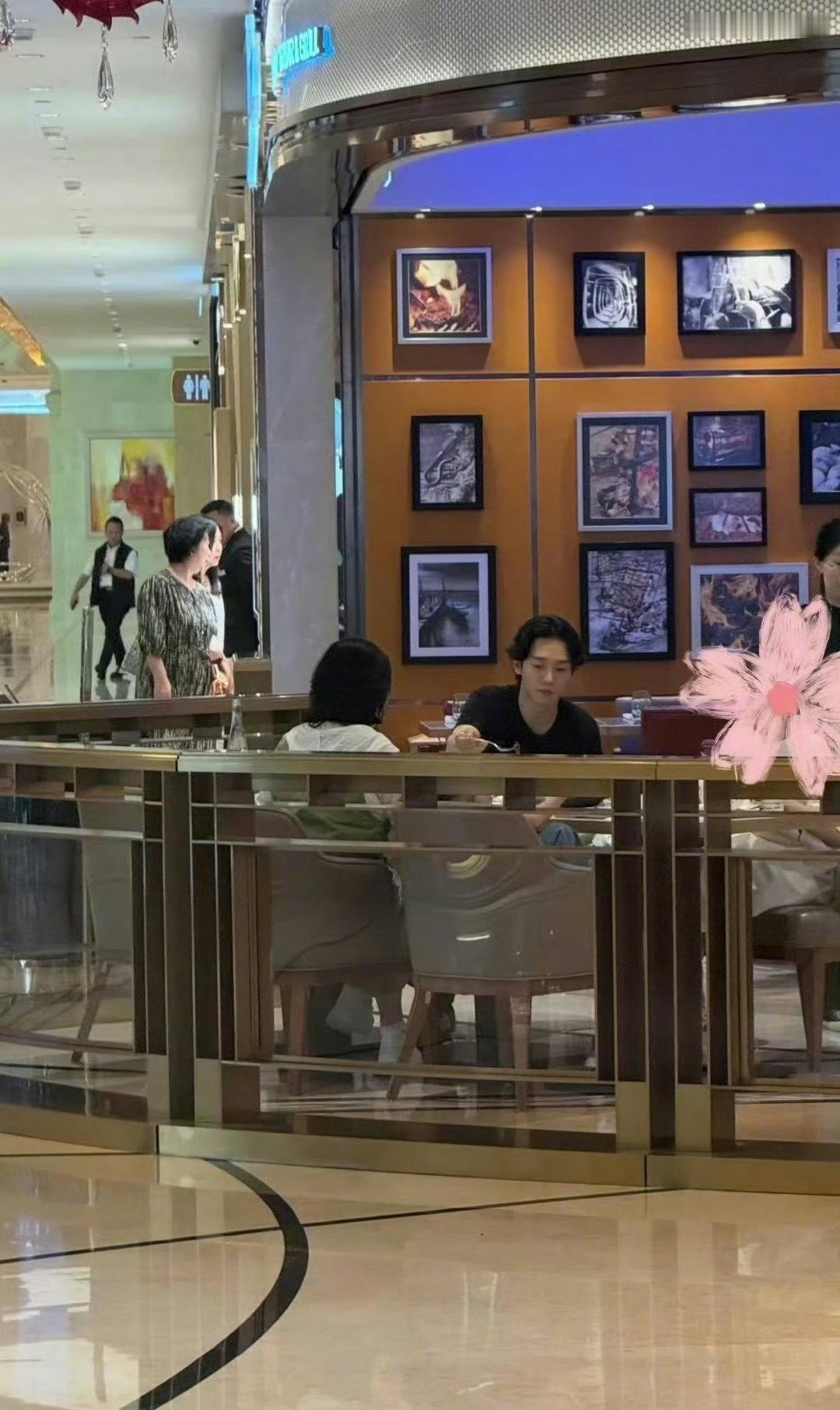 网友偶遇金钟大带孩子吃饭，他孩子都这么大了