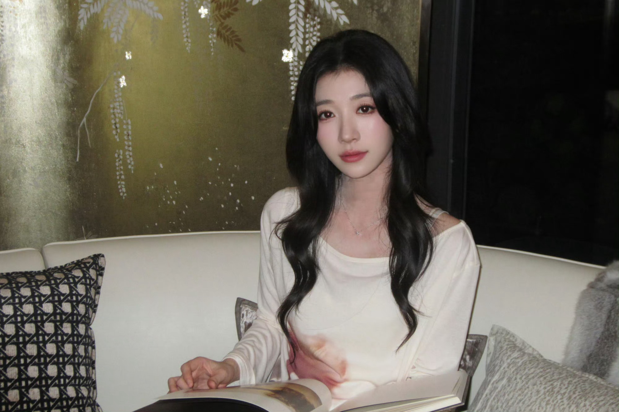 有没有人觉得短女王格格的气质有点像江疏影？都很适合演都市剧，穿搭也好看[思考] 