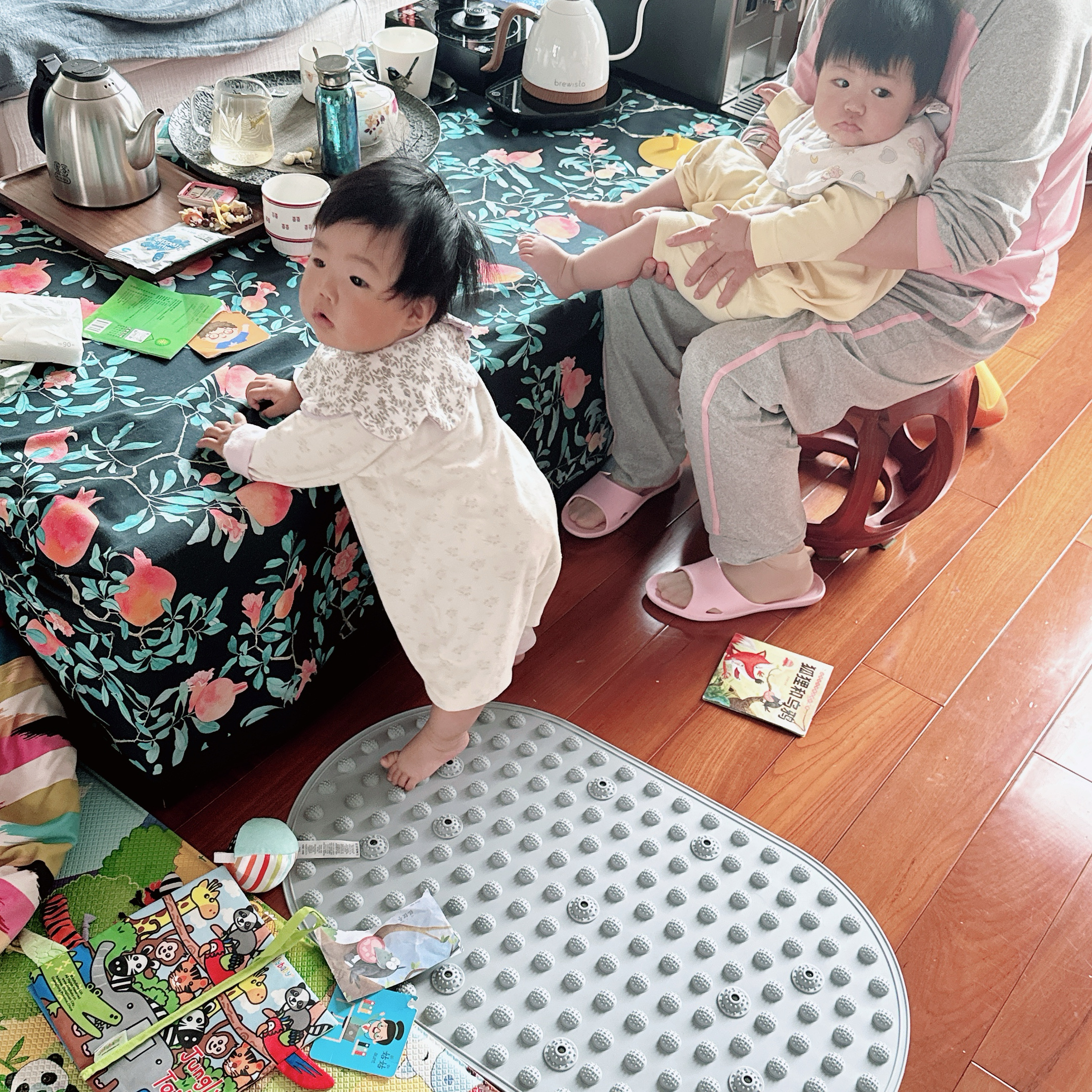 我妈在二楼整了个指压板她和屈阿姨天天踩一踩我今天就站了一会，差点微🐭了！就算下