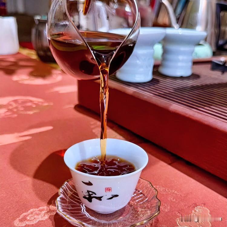 《茶淬·楚辞九歌体》
沸波涌兮，碧芽旋。初怯浪兮，意难眠。
世人惊色兮，茶待年。