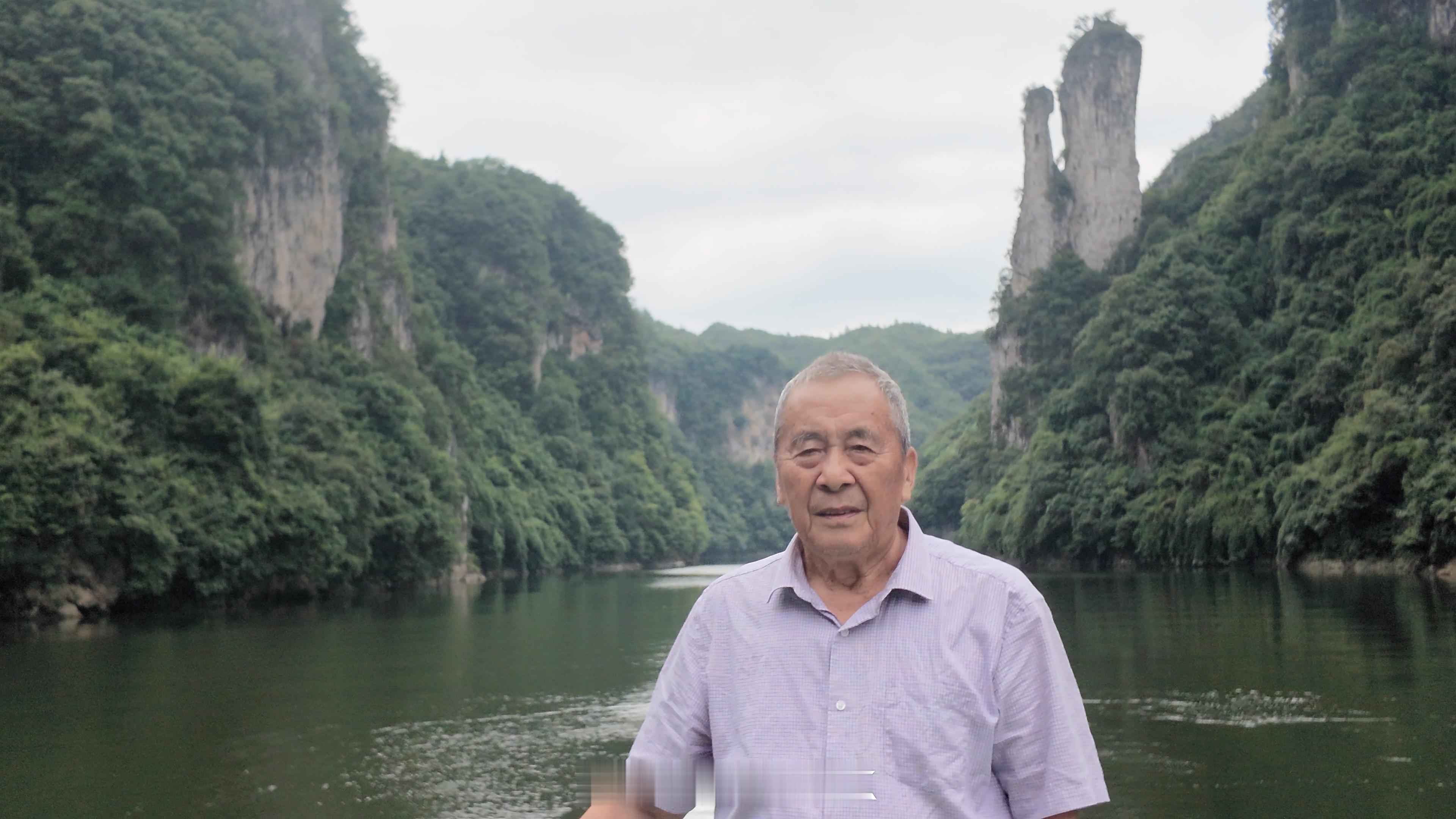 今天从镇远出发，早上舞阳河坐船，两岸孤峰倒映在里面，船慢慢走，爷爷站在船头看，赞