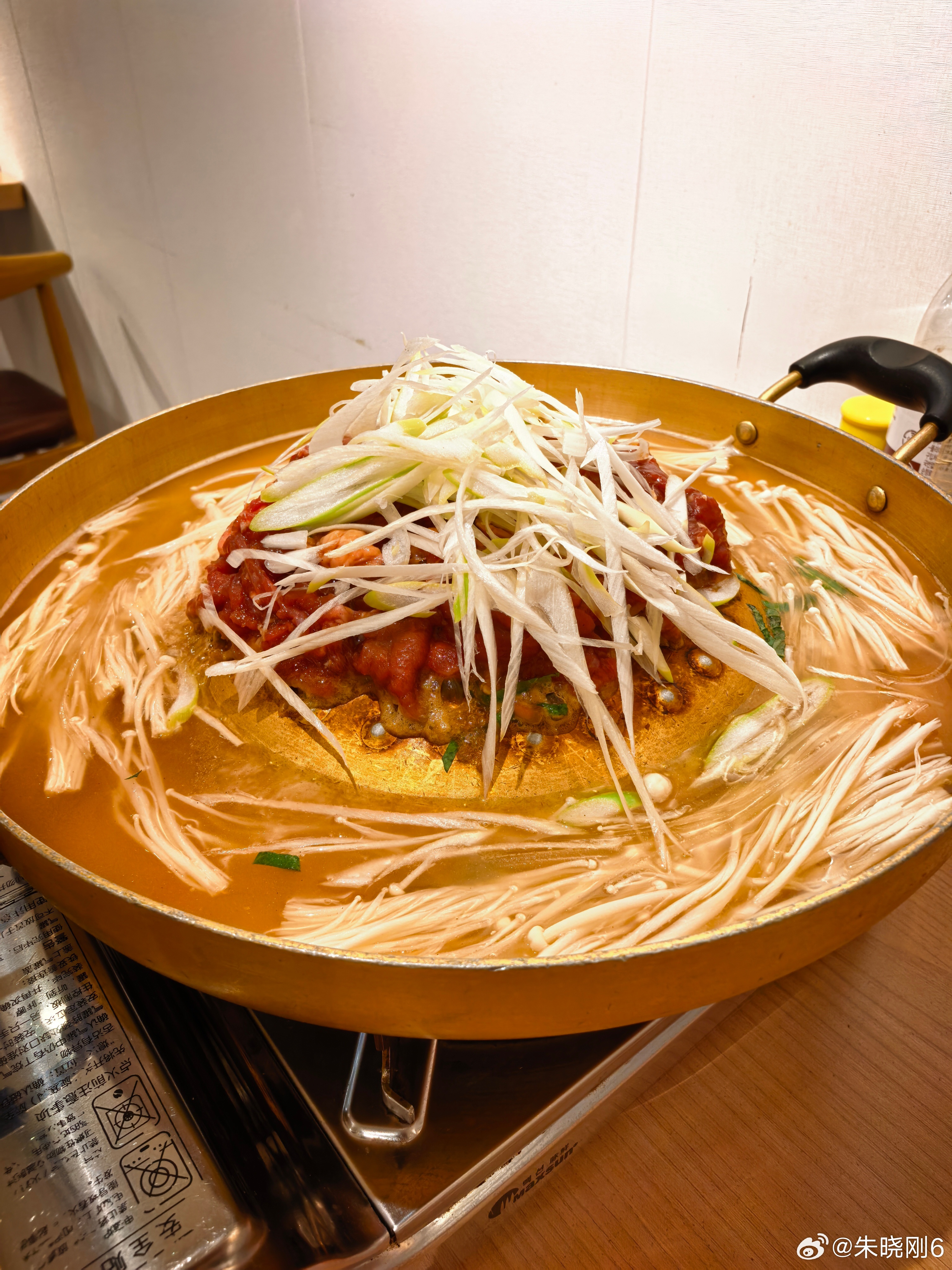胡同里觅食，恰巧路过的一个韩式小店。这个烤牛肉➕石板豆腐下了两碗饭，很正、很惊喜