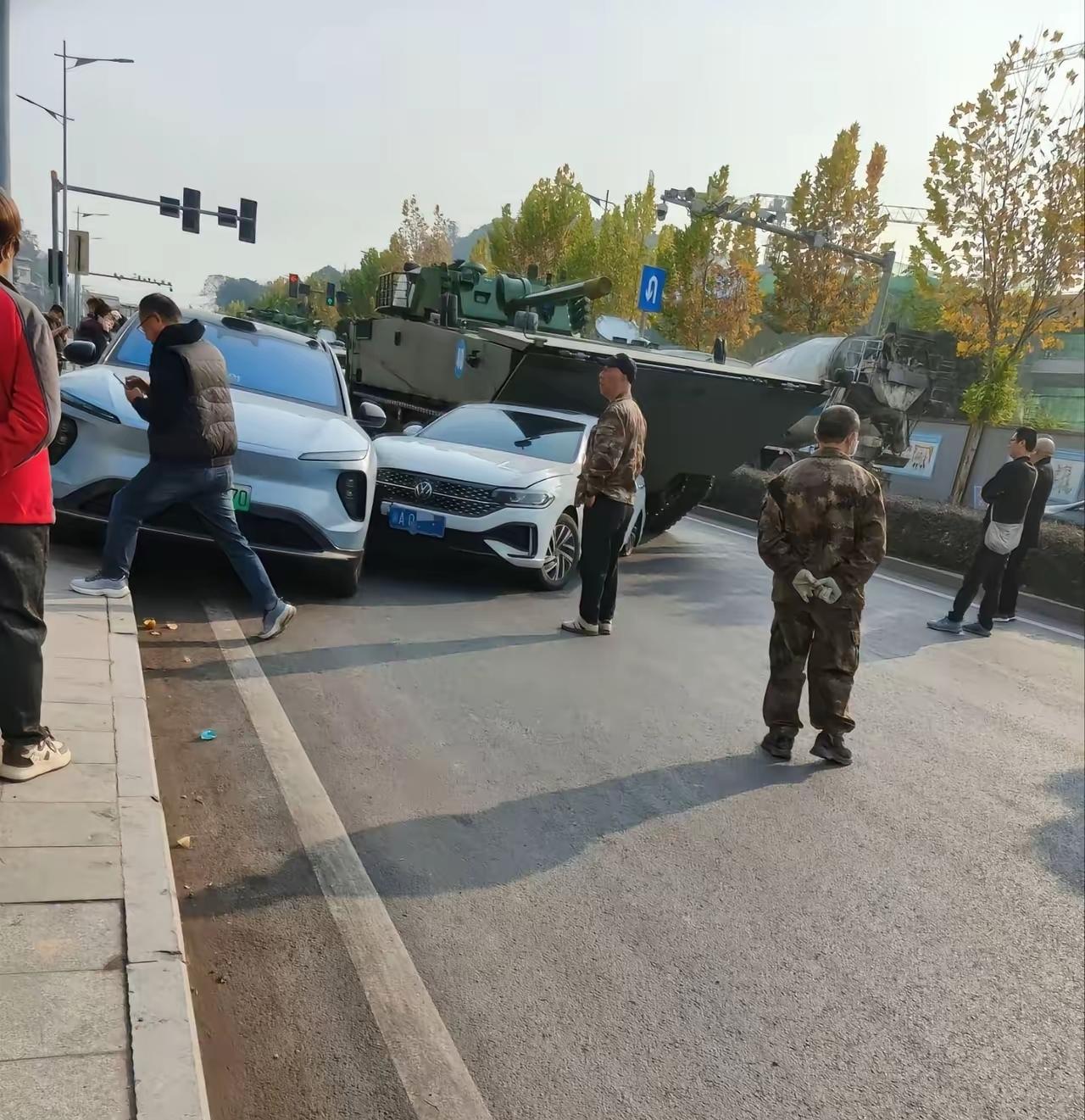 活见鬼！
这种级别的交通事故，一般人还真处理不了，交警看了只摇头。