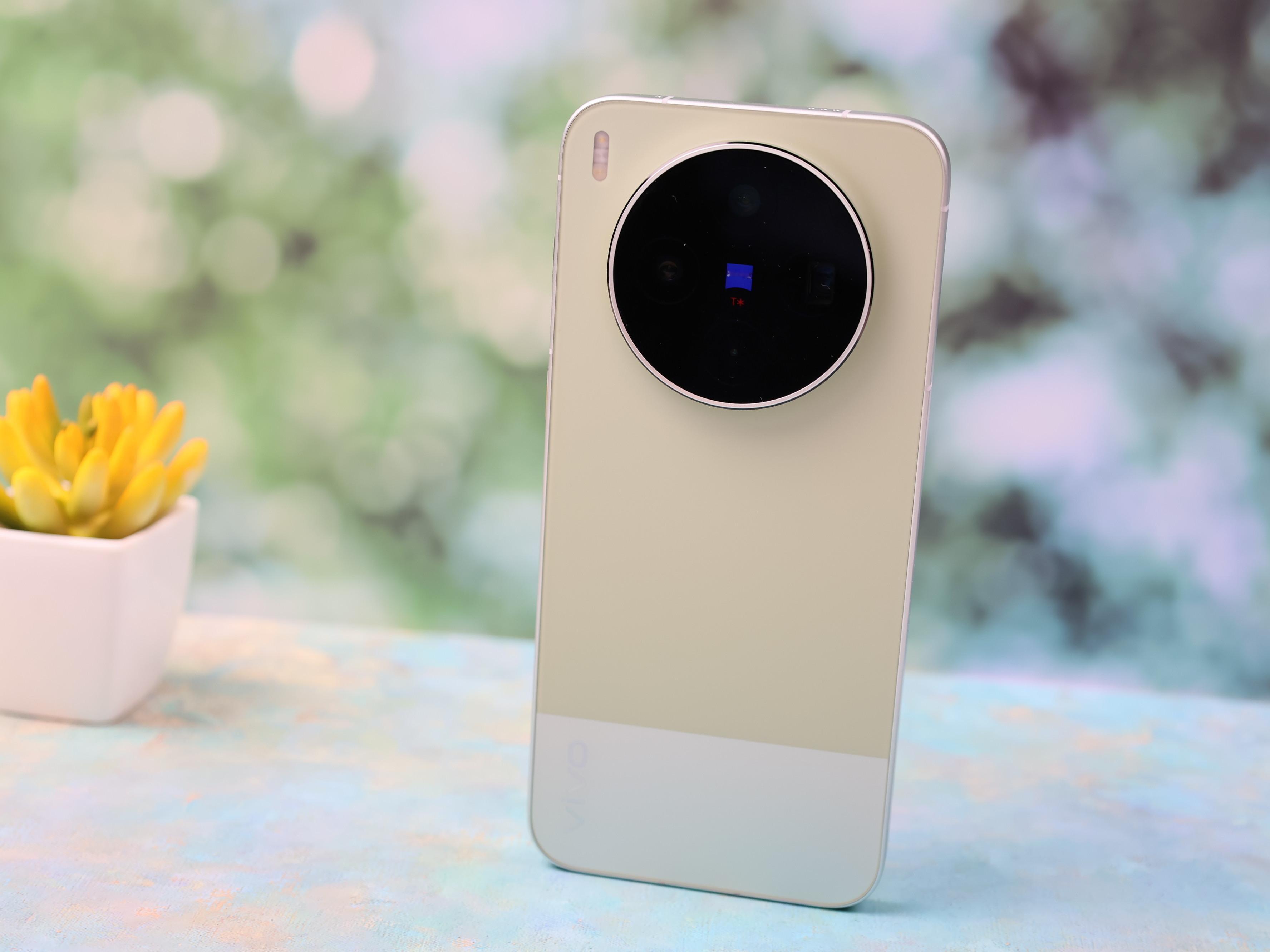 国产旗舰定价近万元底气在哪我觉国产旗舰产品非常强吧？ 除了折叠 一般到万元的都是