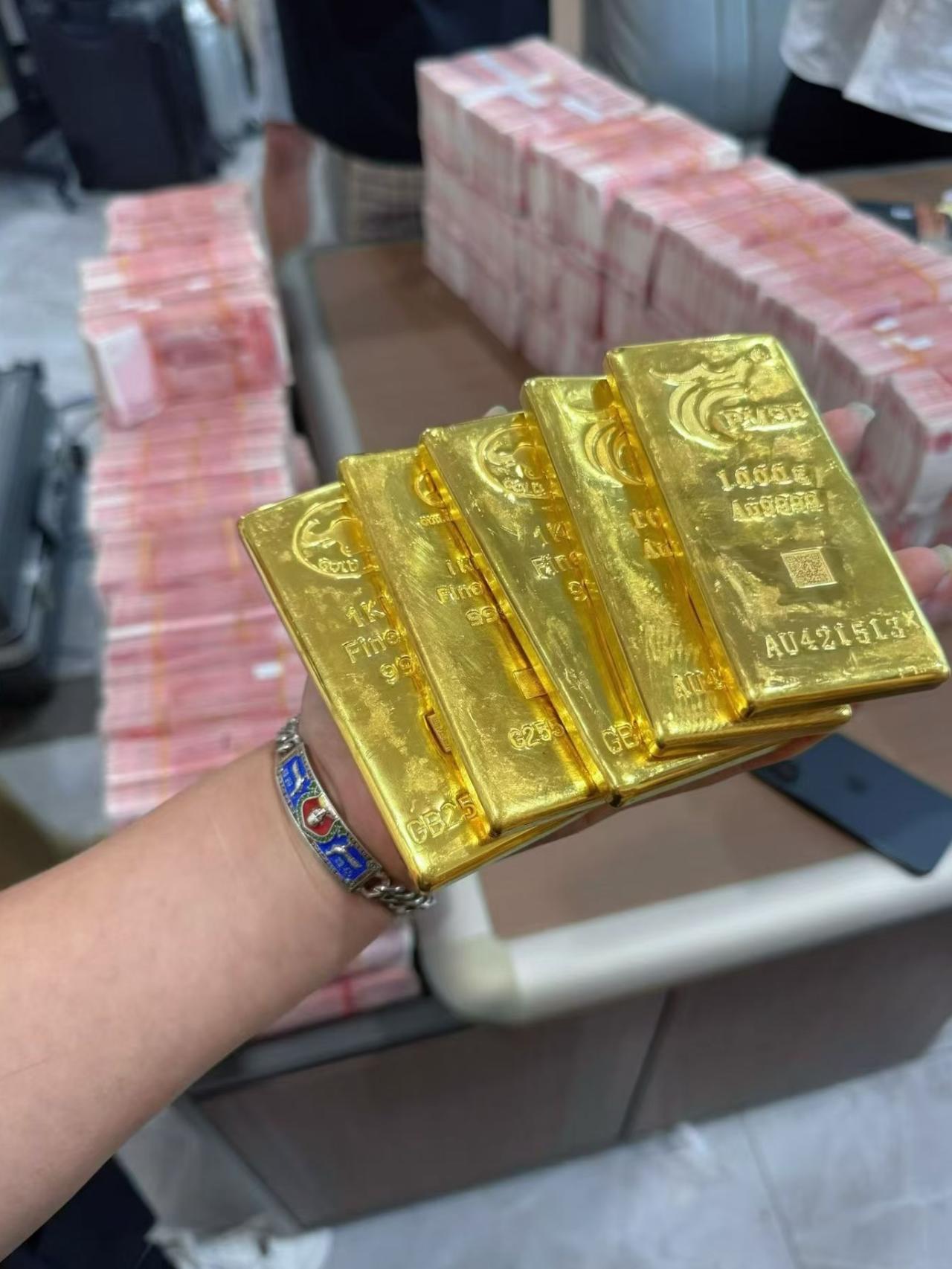 今日金价最新消息！

今天是3月16日，星期一，现在是上午9点30分，黄金下跌了