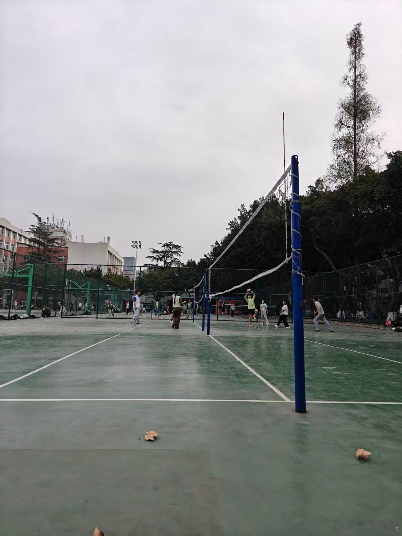 假期最后一天当然还要打球啊好消息膝盖不痛了（静蹲果然有效）坏消息肩膀依旧很废（还