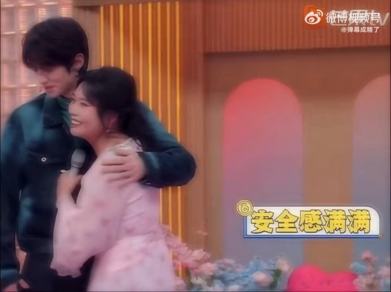 谁懂啊！赖伟明这羞涩一笑，年下感直接拉满，姐姐心都化了。赖伟明年下感你好星期六