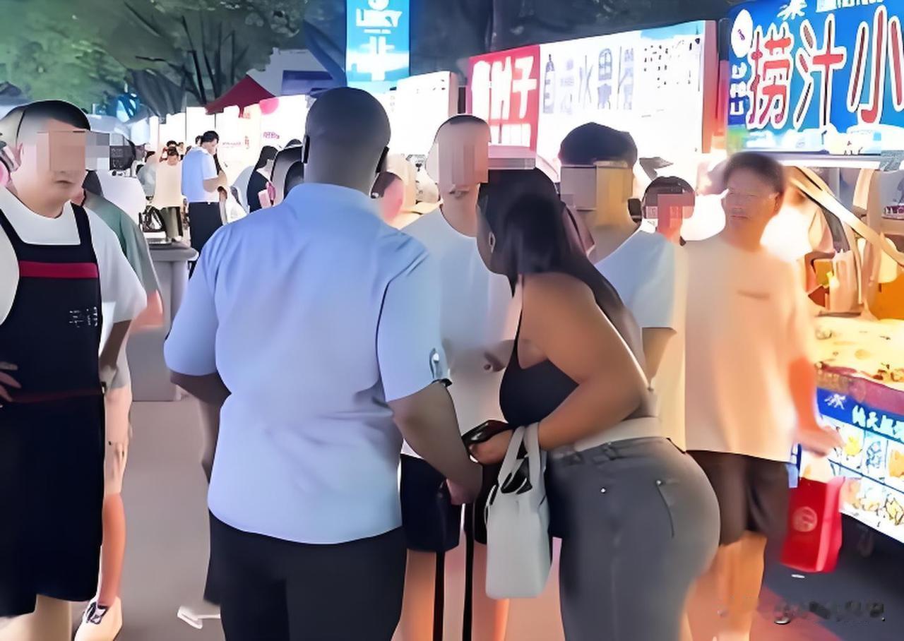 两名外籍游客在成都宽窄巷子吃完饭想直接逃单，被店主拦下后不仅拒不付钱，还当众耍赖
