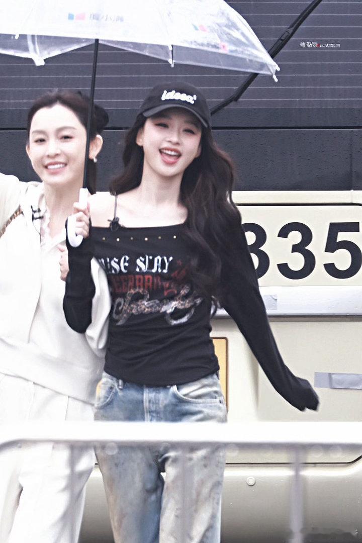 孙怡在江语晨范玮琪背后比耶乘风2026 孙怡这个比耶，给下班路加了一层甜妹滤镜。