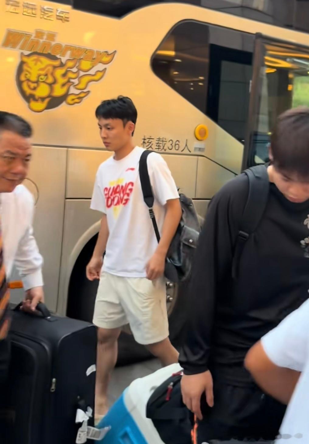 广东宏远男篮全员抵达佛山，新外援卢卡·博日奇随队，明天或迎来首秀据前方消息，广东