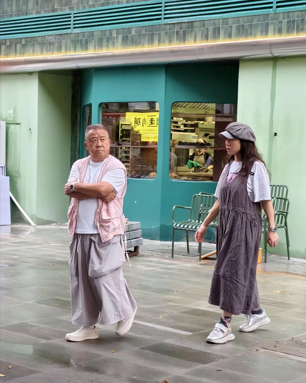 近日，有位网友在佛山偶遇曾志伟，他与友人逛面包奶茶店的画面。

曾志伟这两年偏爱