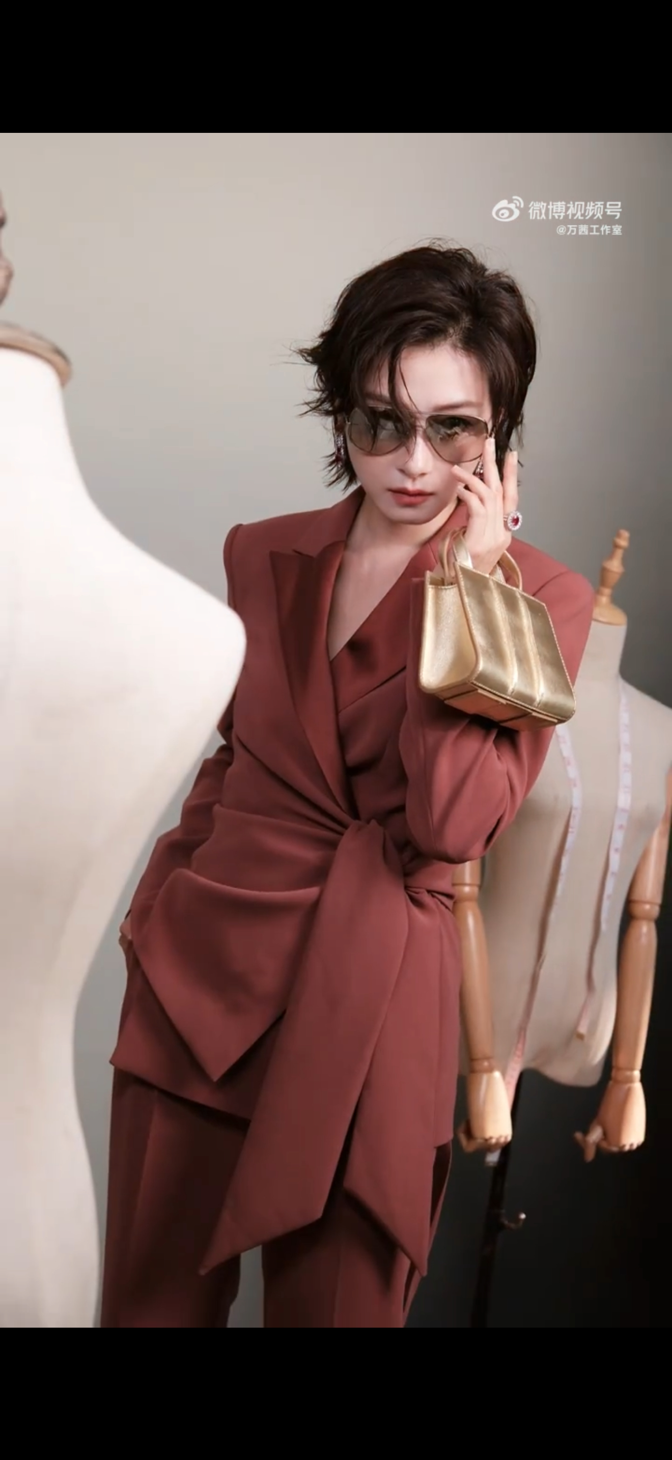 万茜短发高智感万茜戴墨镜又美又飒 别人戴墨镜是遮脸，她戴墨镜是提气场。关键是摘下