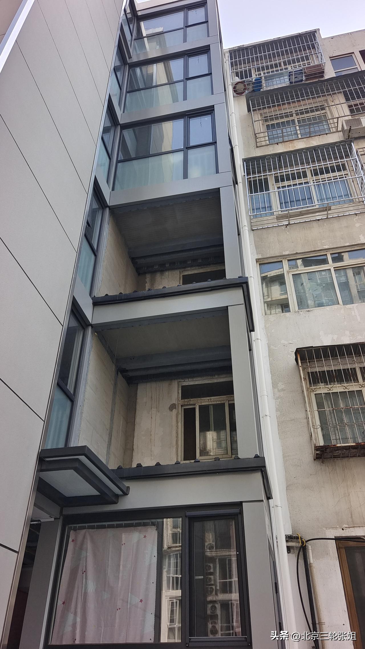 京老楼装电梯，各楼层要掏多少钱？这笔账太现实了！
 
老楼加装电梯，吵来吵去绕不