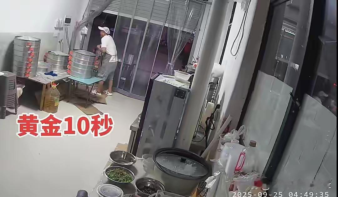 我的天！早餐店老板触电被“粘”住，妻子拎油桶砸电线救人！
快看这惊险一幕，浙江永