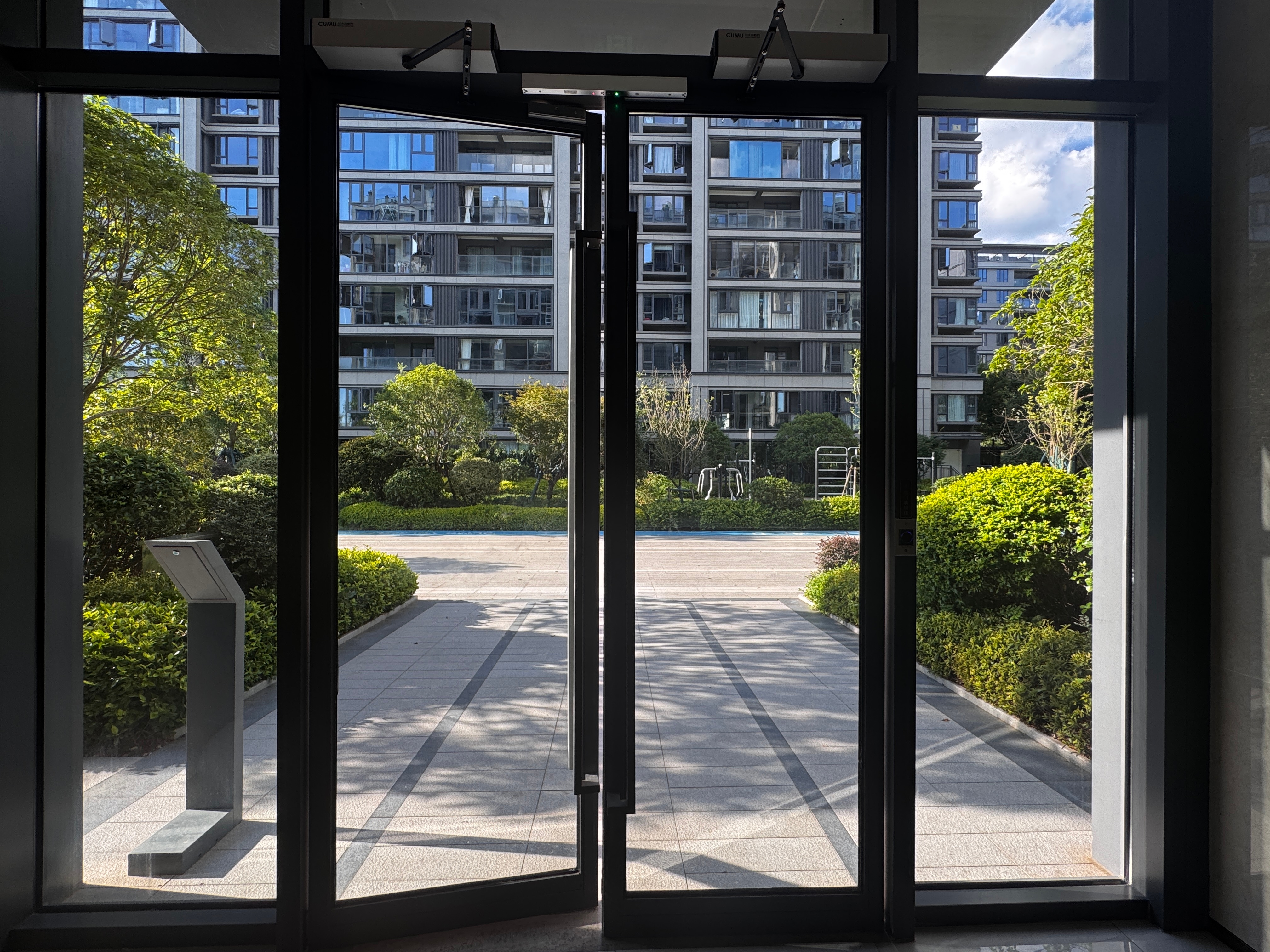 瓜的日常 夏天出门下楼随便拍了下我家小区夏天真的很出片因为阳光很大，天很蓝(⁎⁍