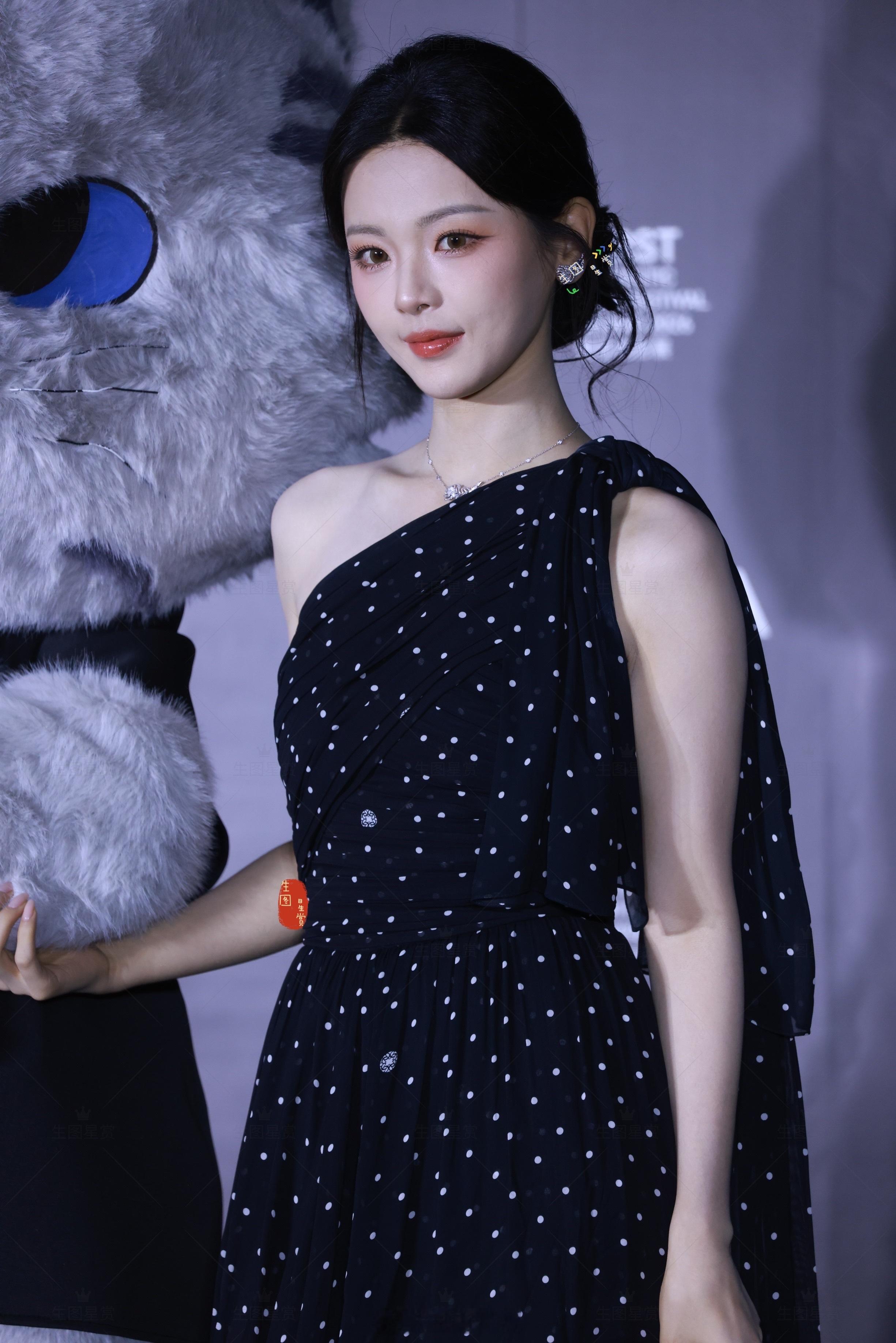 杨超越今日影展盛典红毯出图权威超越[打call]FIRST惊喜电影展 ​​​