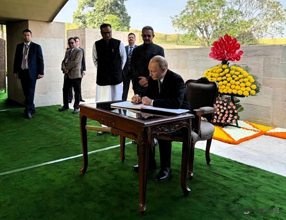 普京参观了位于印度新德里的圣雄甘地纪念馆，并在贵宾签名簿上题词签名。