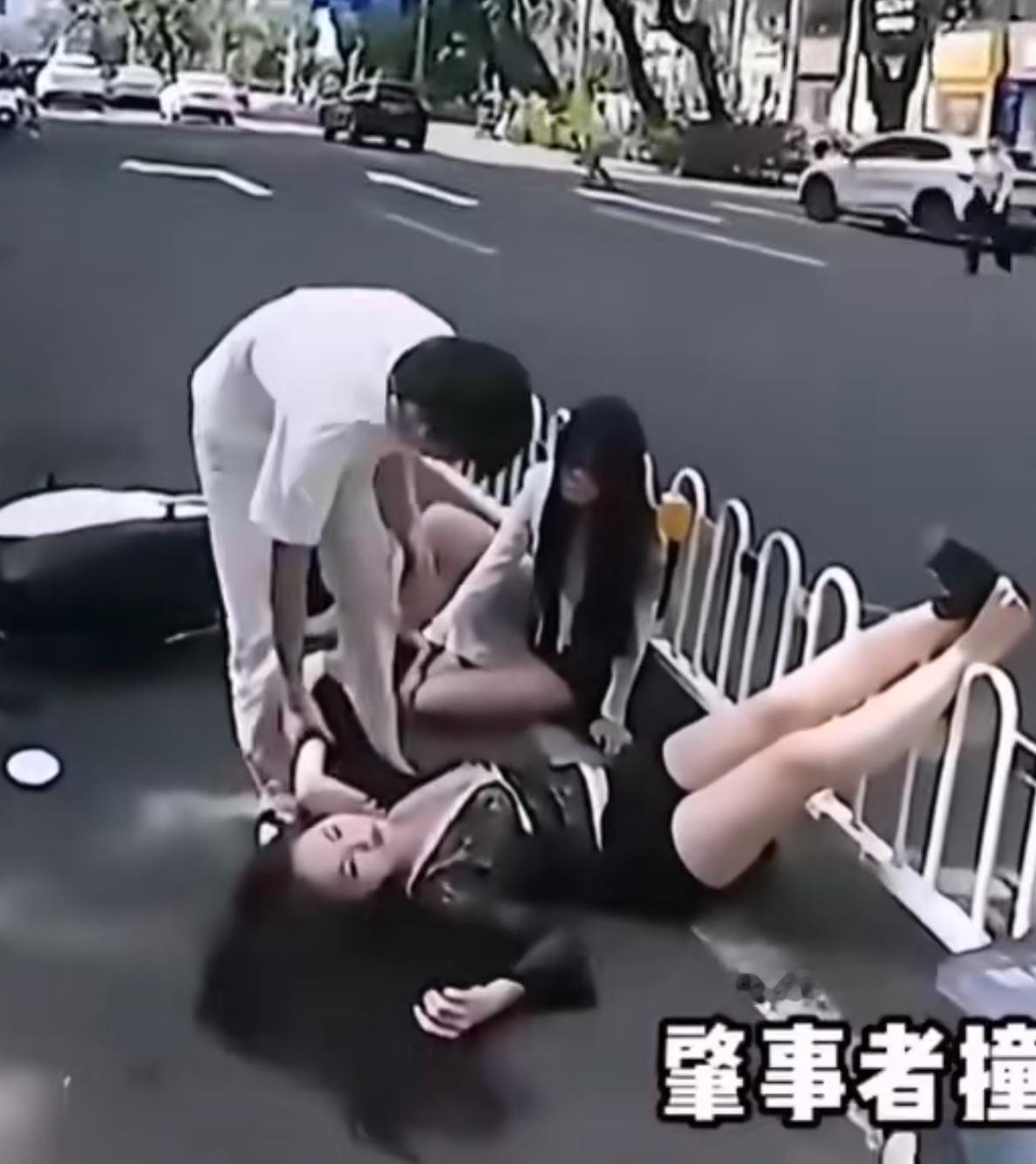 我觉得开车和玩王者荣耀/英雄联盟/射击之类的电子游戏有很大的相似性，都比较考验人