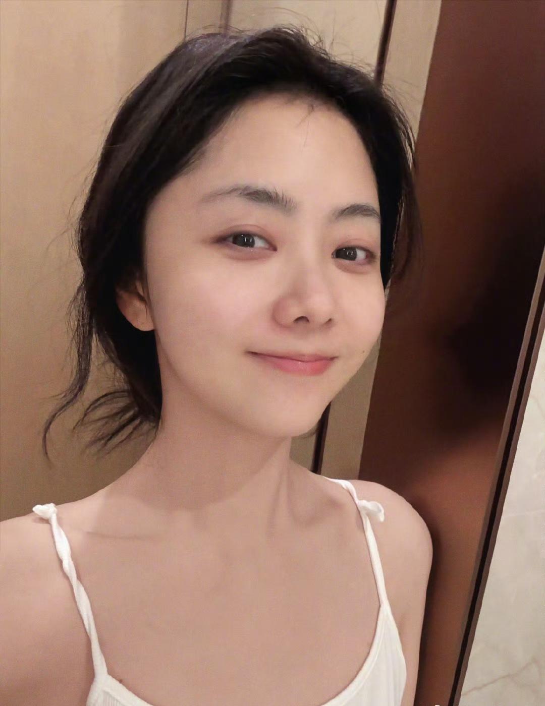 谭松韵这一波操作属实是“凡尔赛”了！
这边新剧《归路》热度刚冲进前三，和井柏然的