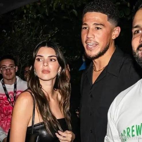 《布克要跟詹娜复合了！当年这哥们谈恋爱时拿60胜进总决赛，分手后反而签了3个亿的