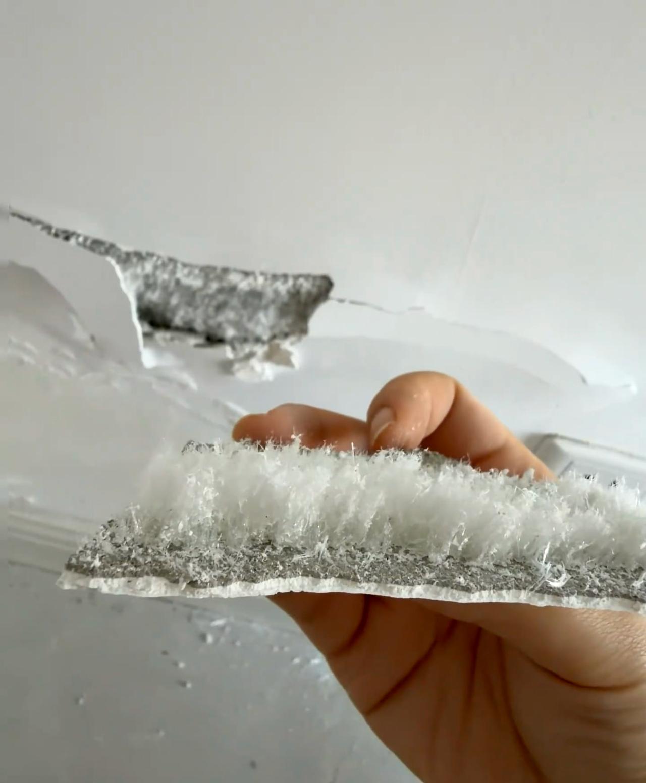 打扫卫生给我惊住了。

没想到住8楼也会受潮 不懂就问 为什么会受潮这么严重？？