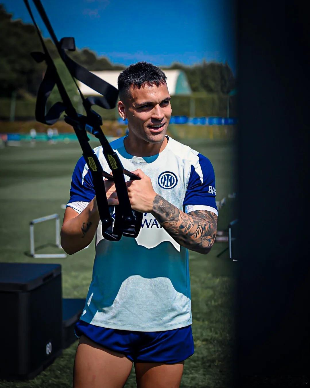 劳塔罗训练中，在恰尔汗奥卢受伤之后，队长即将复出非常重要。国际米兰意甲劳塔罗