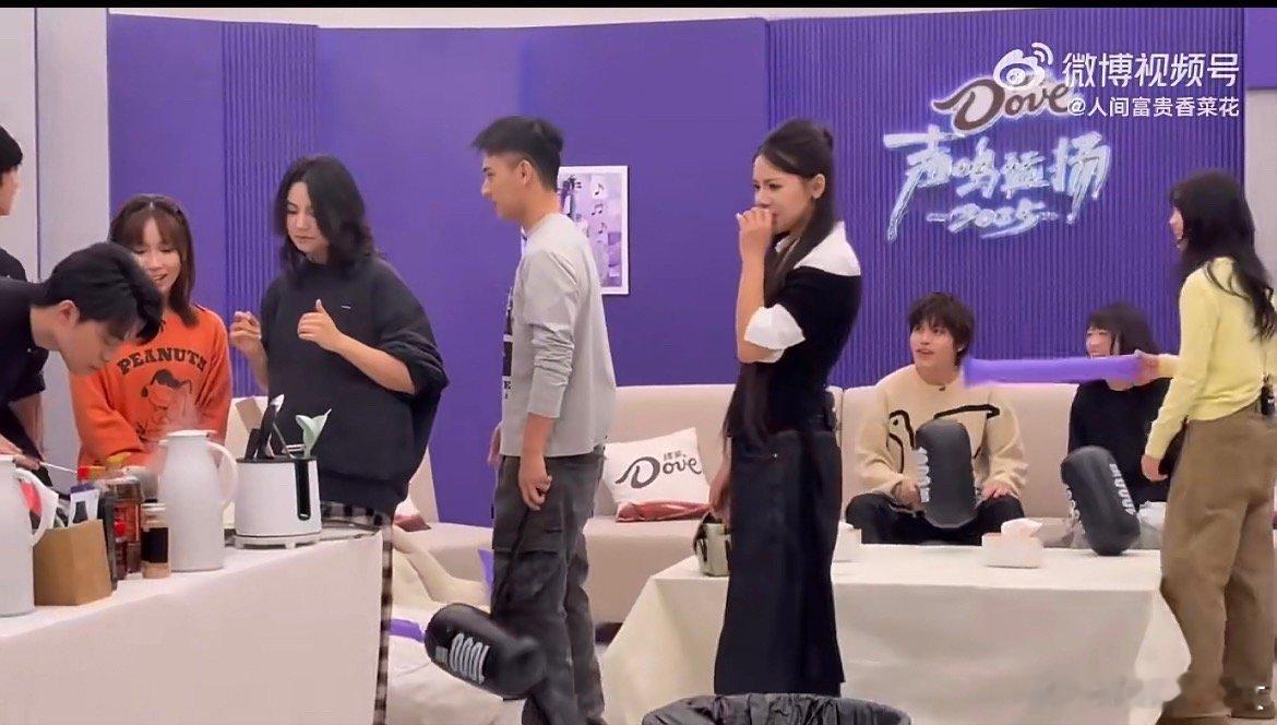 这直播比我奶的年夜饭还乱这直播之乱，堪称年度迷惑现场！比我奶的年夜饭还热闹，全员