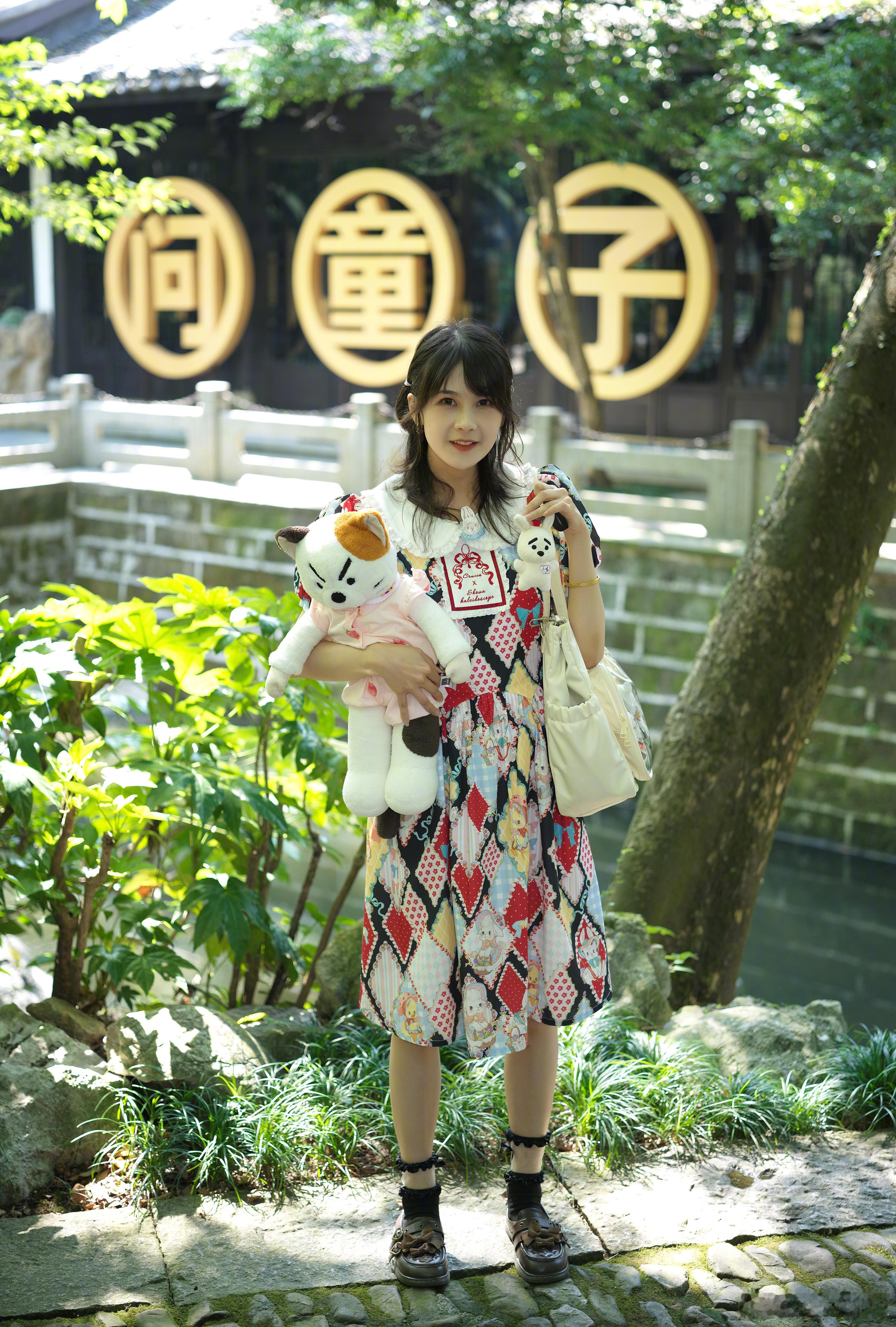 8月24日，问童子品牌展街拍更新，花裙子的天真感，问童子一样能给予。特地从外省赶