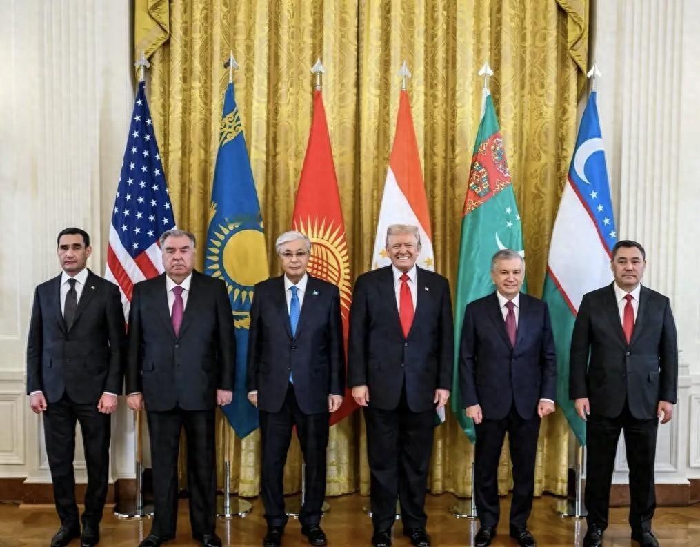 美国和中亚峰会6人合影，中间C位有两个，他们要矿产合作
美国在华盛顿白宫举行了一