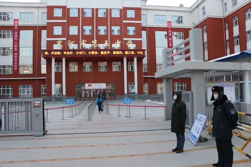 学校工作人员拿学生的钥匙通常是不合法的，其行为可能涉嫌侵犯学生的财产权。

根据