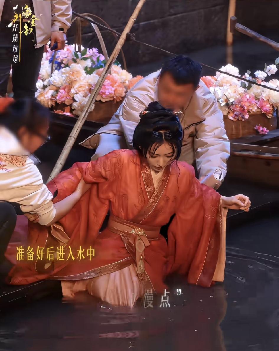 看了《嫁金钗》花絮，原来真把女主摁水池里，水池看起来有点脏。
田曦薇剧里一人分饰