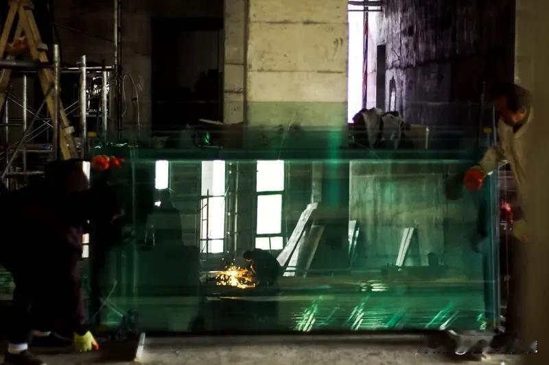 小伙安装1500斤玻璃被压死 安全谁监管 31岁的临潼小伙袁亮，2025年12月