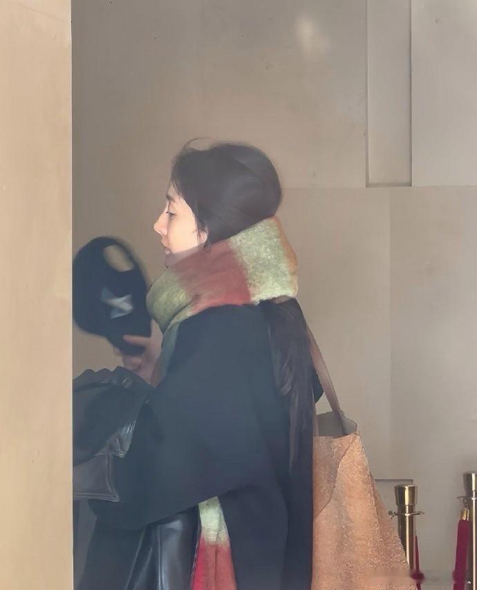 习惯了杨幂的浓妆，偶然瞥见她素颜，那是一种别样的美。没有浓墨重彩的修饰，只有最真