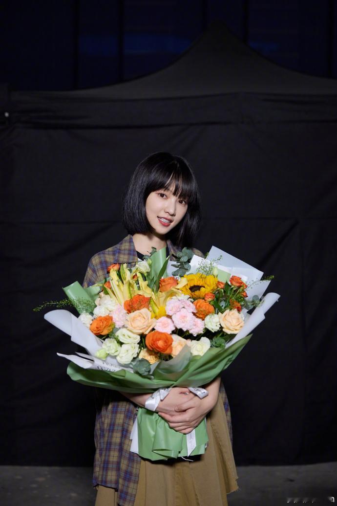 #黄灿灿晒成家杀青照##黄灿灿捧花照# 黄灿灿晒成家杀青捧花照，恬恬杀青快乐，希