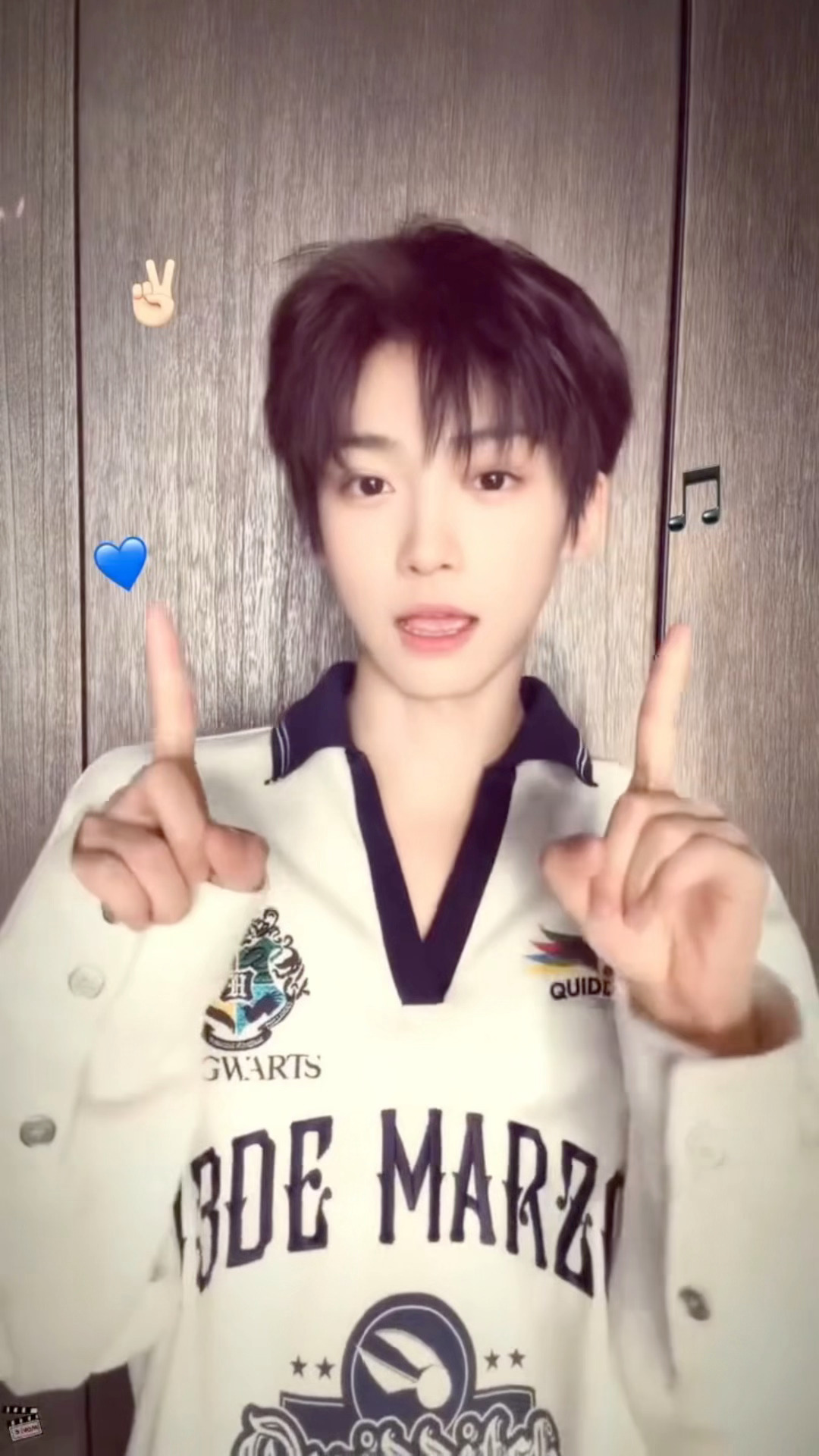 梓渝跳了对你讲手势舞 你的小可爱出现，梓渝跳了对你讲手势舞，这是什么人间萌物， 