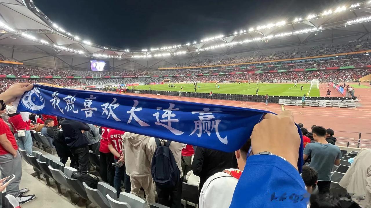 世预赛，国足主场对韩国队，王大爷等大连球迷已到位深圳大运中心，加油中国队！
#为