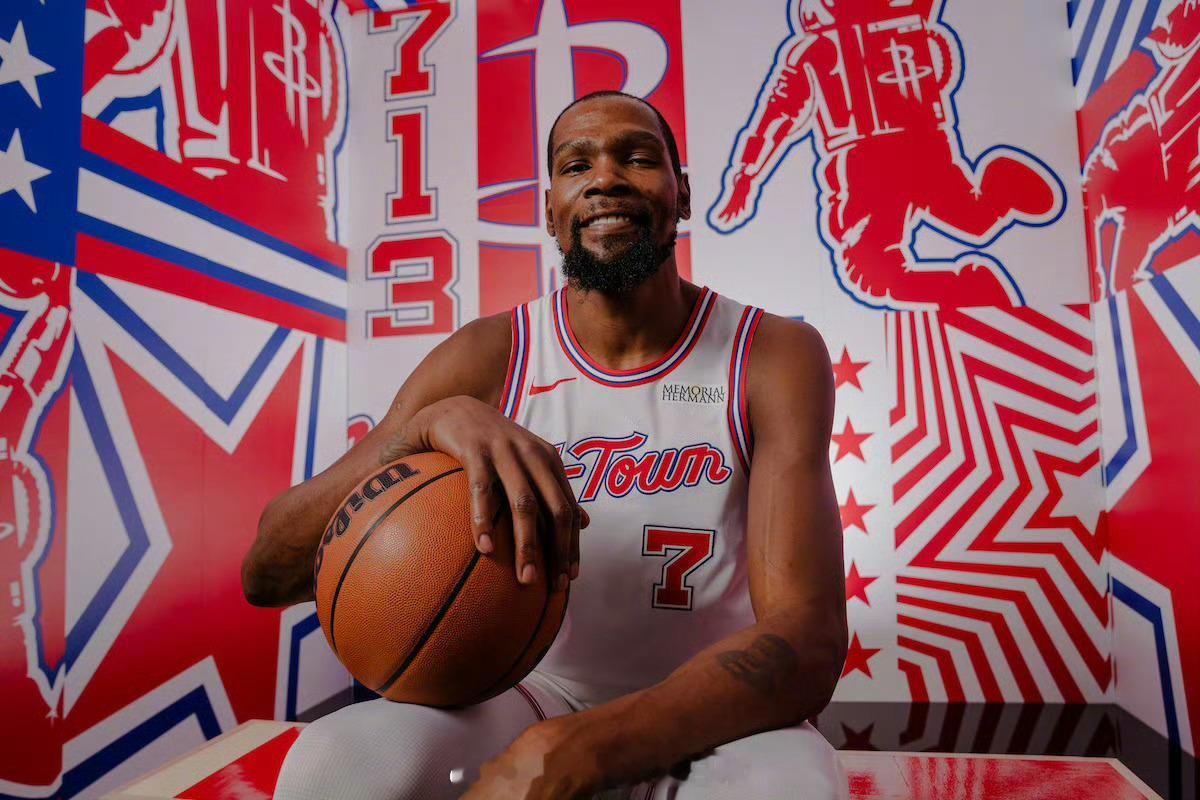 明日vs步行者，火箭队将身穿城市版球衣，这套球衣本赛季1胜2负。步行者vs火箭休