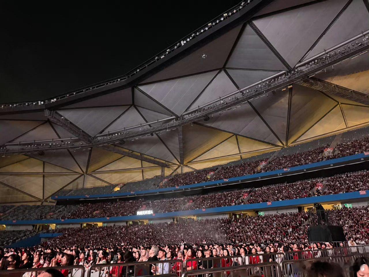 华晨宇顶流梯队常青树华晨宇现场满座震撼，顶流人气长红实力双在线，舞台号召力从未掉