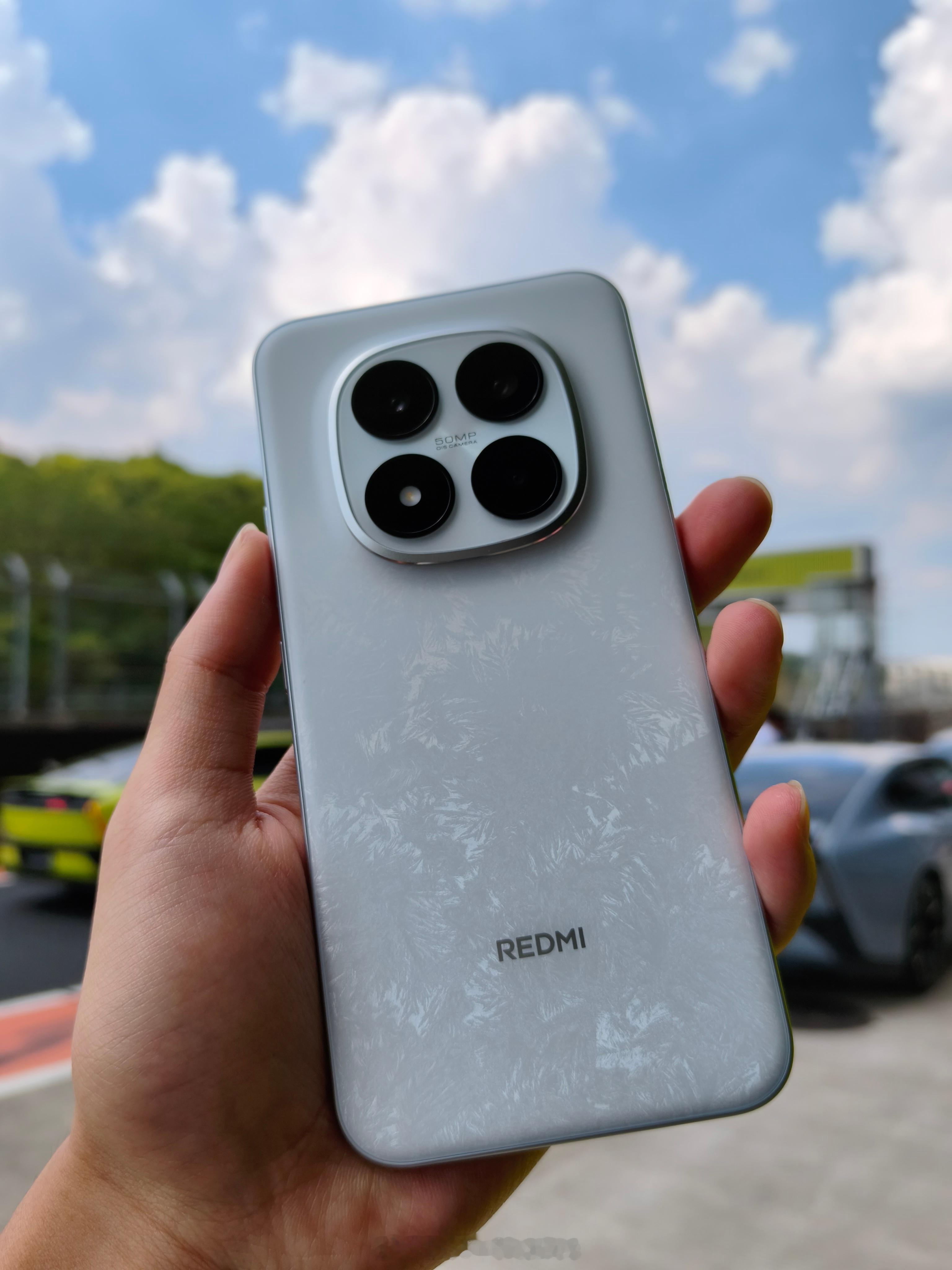 今天在正好在大太阳底下，环境亮度很刺眼了。但Note 15 Pro+的超级阳光屏