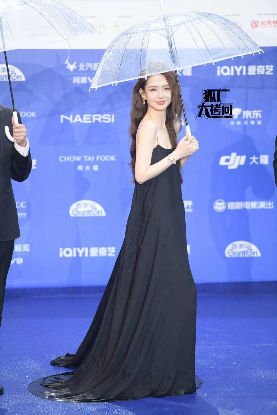 戚薇黑色吊带露背裙戚薇吊带露背裙北影节红毯北影节红毯名场面！戚薇黑色吊带露背裙吸