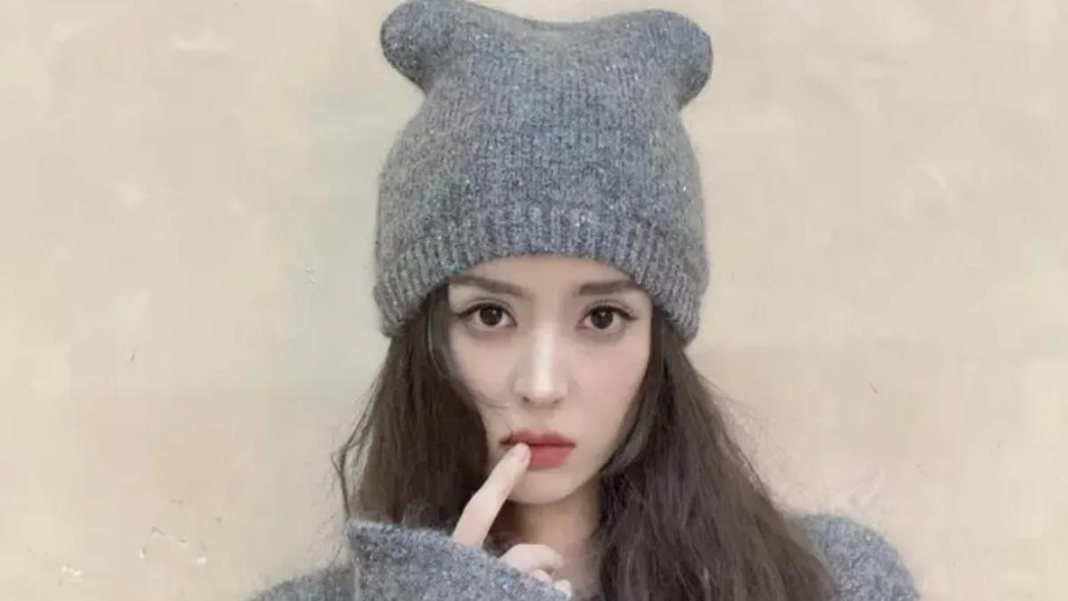 古力娜扎身着一件闪耀夺目的满天星毛衣，散发着既简约又不失温暖的气息，仿佛将夜空中