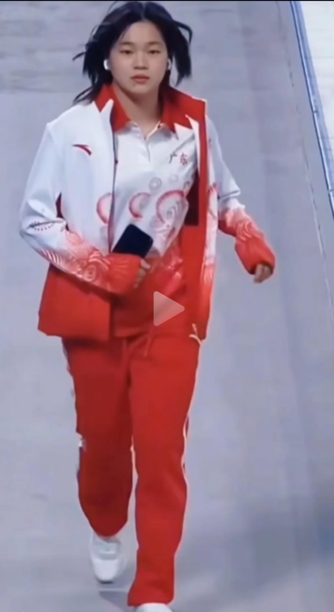 突然发现全红婵又长高了不少呢！她穿着红色运动装，整个人活力满满，就像清晨刚升起的