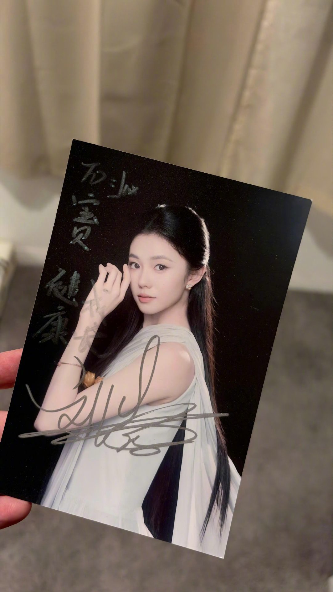 刘浩存帮同学要宋威龙签名照救命！刘浩存是什么人间小天使🥺送同学的宝宝祝福+帮忙