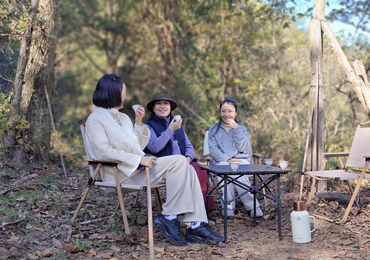 歌唱家白雪分享田园生活，喝茶、晒太阳、爬山、画画，好惬意！49岁的白雪依旧年轻漂