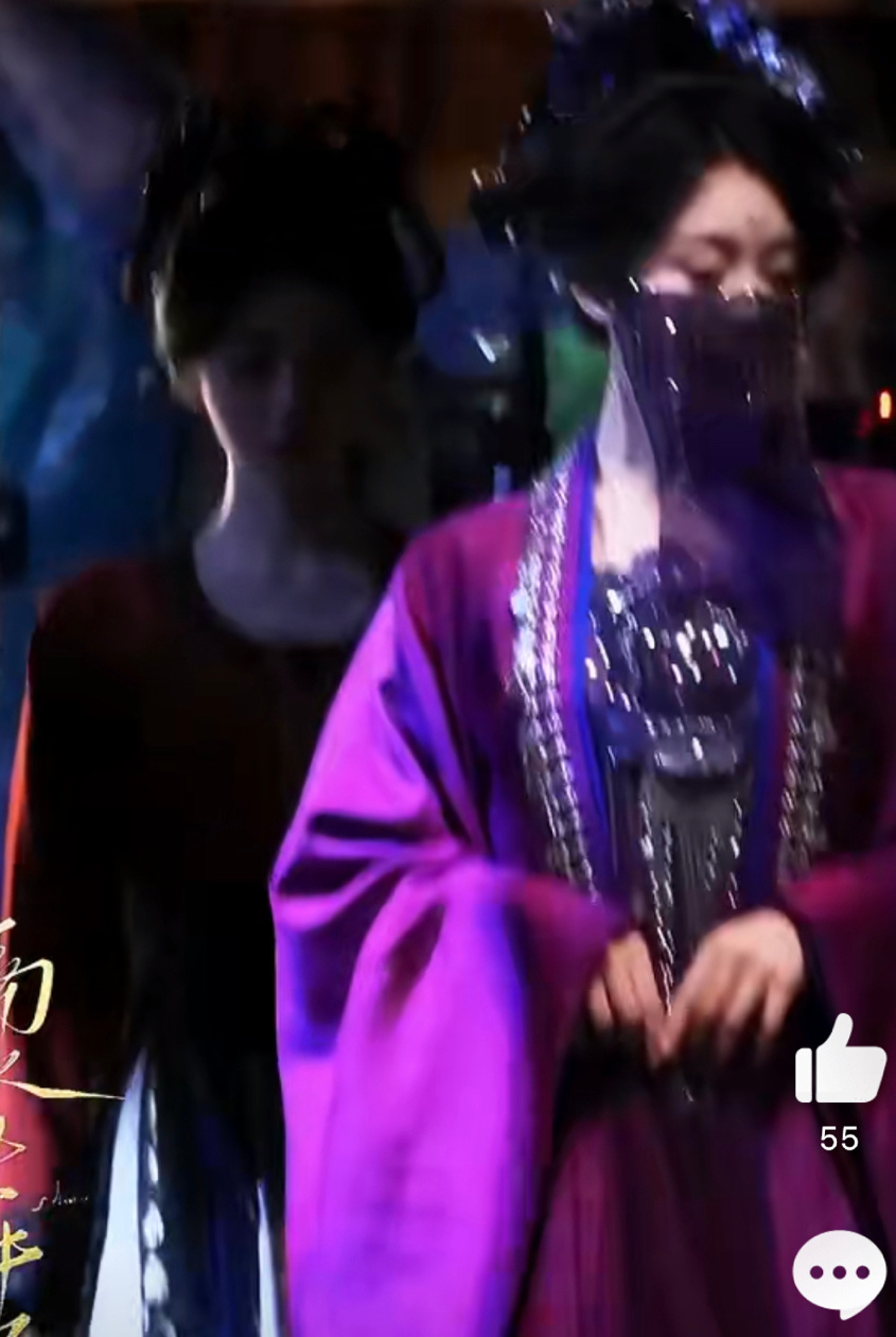 鞠婧祎郜思雯《万花世界》路透，苏绿夏被控制了，呆滞的跟着走！ 