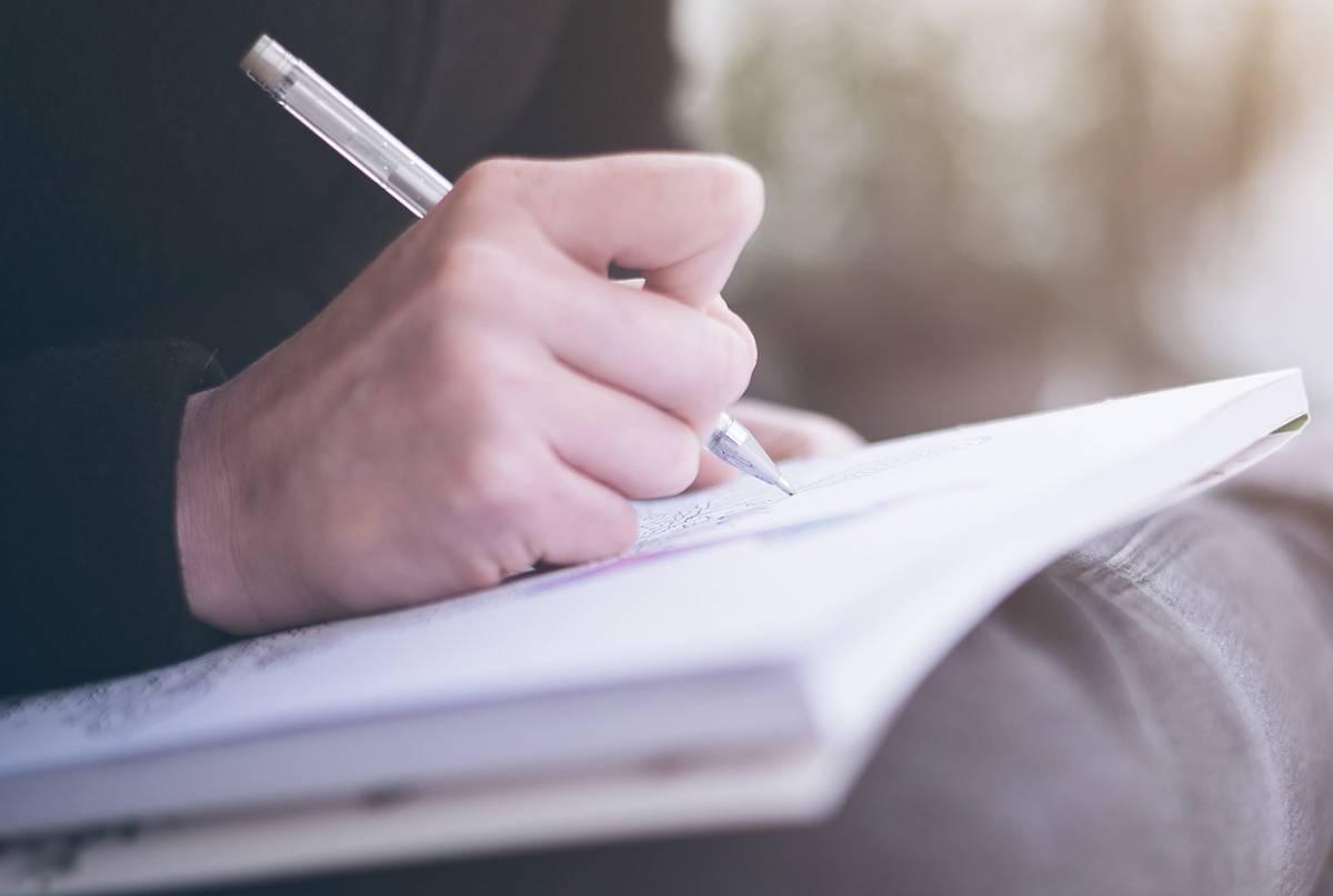 AI 时代不怕失业！5 大文字类副业需求逆势上涨
在AI工具到处帮人写东西的今天