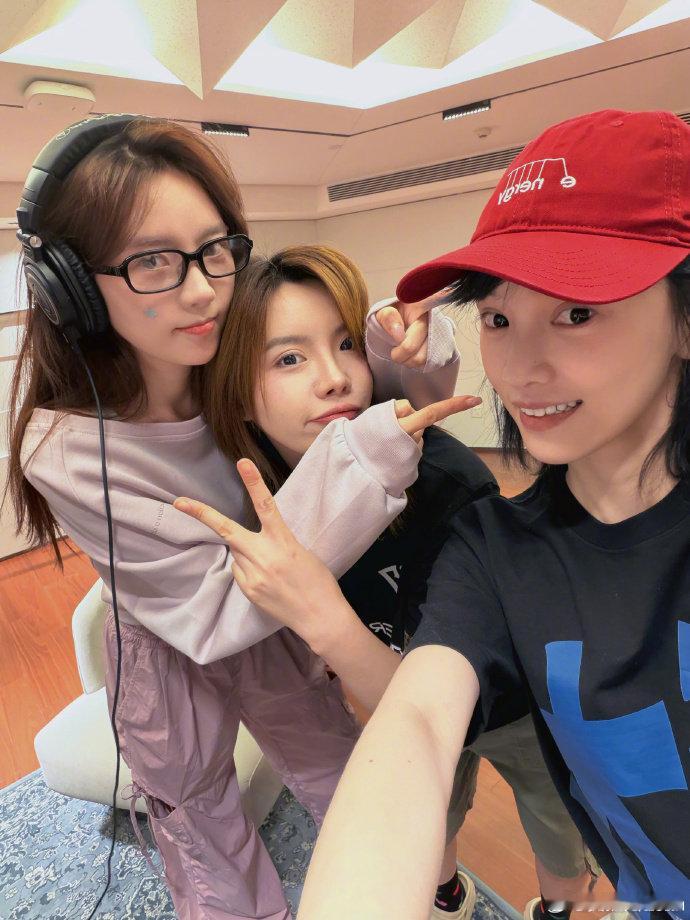 黄灿灿凌晨发下班交接图黄灿灿录完我的录她的凌晨还驻守录音室，黄灿灿循环录歌模式，